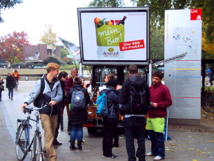 KaffeeMobil Studenten holen sich gratis Kaffee beim KaffeeMobil direkt auf dem Campus der Universität