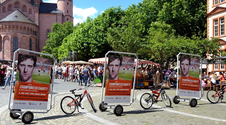 Fahrradanhänger-Werbung in der Mainzer Fußgängerzone am Wochenmarkt