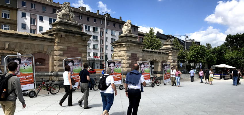 inovisco-Fahrrad-Anhänger-Werbung-Champs-for-Charity Fahrrad-Anhänger-Werbung in der Mainzer Innenstadt