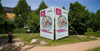 Großflächenplakate hochkant im 18/1 Format, aufgestellt im Park
