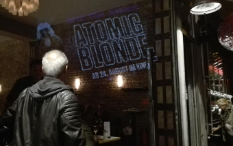 Werbeprojektion in Kölner Bar - Atomic Blonde Film