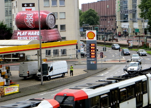 Inflatable auf Tankstelle am Messe-Kreisel in Köln - Messemarketing zur Gamescom