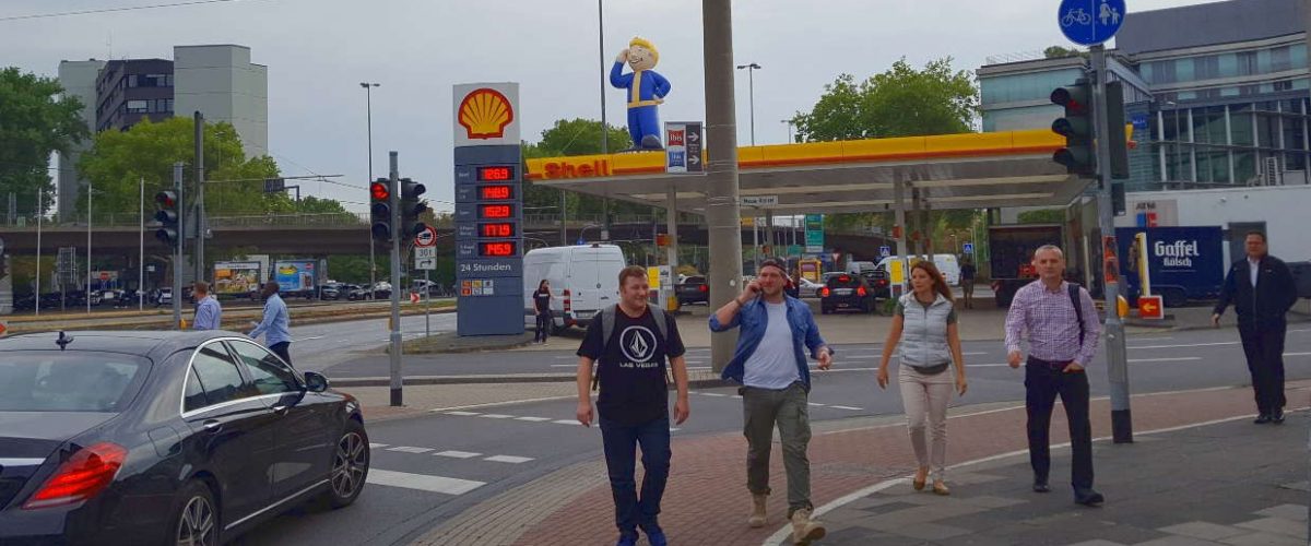gamescom Werbung für Fallout 76 - Riesen Vault Boy als Tankstellenwerbung an der Messe Köln