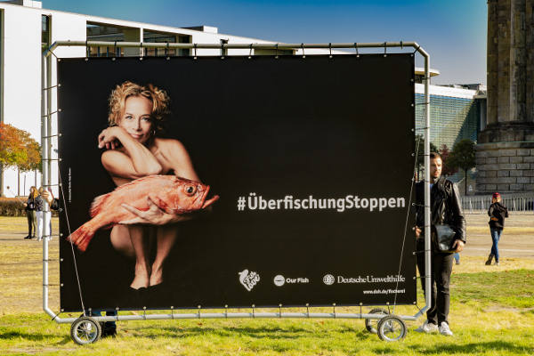 Katja Riemann protestiert mit Plakat - #ÜberfischungStoppen