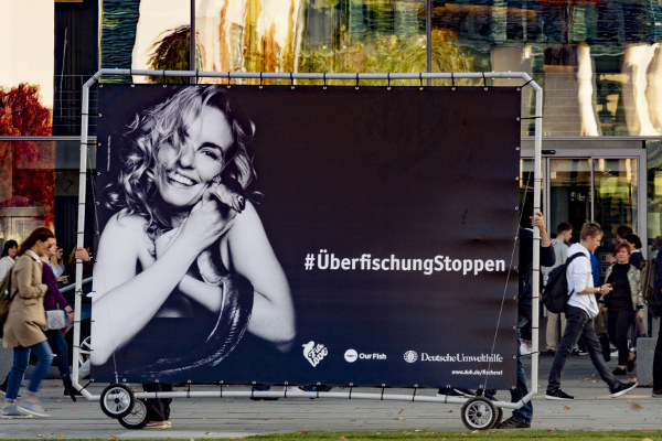 Nina Hoss Plakatmotiv - Protest gegen Überfischung mit 18/1-Bannern in Berlin