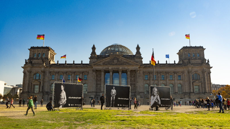 Banner vorm Bundestag #ÜberfischungStoppen