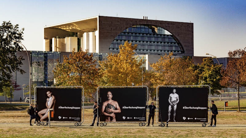 Banner gegen Überfischung vor dem Bundeskanzleramt
