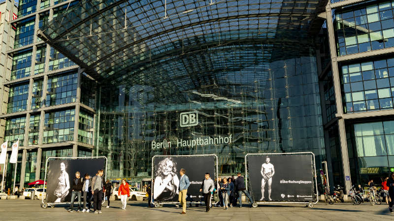 PromoWall Banner vor dem Hauptbahnhof Berlin - Überfischung stoppen Kampagne
