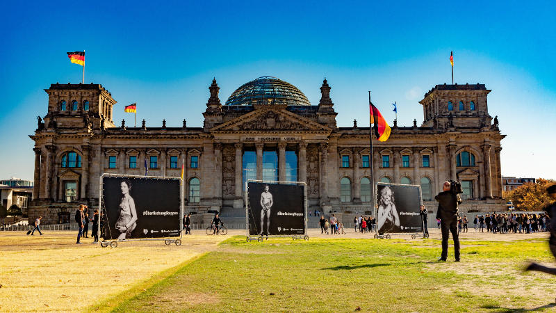 #StopOverfishing-#ÜberfischungStoppen-Kameramann-filmt-Plakat-Kampagne-vor-Reichstag Kameramann filmt die Kampagne #ÜberfischungStoppen vor dem Reichstag in Berlin