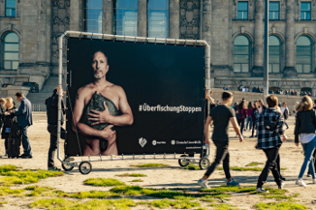 Rollbarer Banner in Aktion vor dem Reichstag - #ÜberfischungStoppen