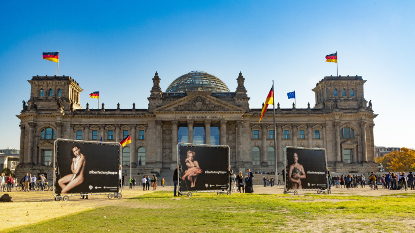 #ÜberfischungStoppen - Organisationen wollen mit kunstvoller Plakatkampagne im Regierungsviertel und nackten Promis die Überfischung stoppen