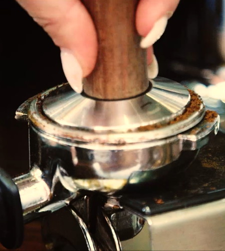 Kaffee für die mobile Kaffeebar wird frisch gemahlen, von Hand