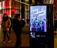 clp-mover-streamingdienst-netflix-the-umbrella-academy-werbung-berlinale (3) Passant fotografiert CLP-Werbung am Potsdamer Platz