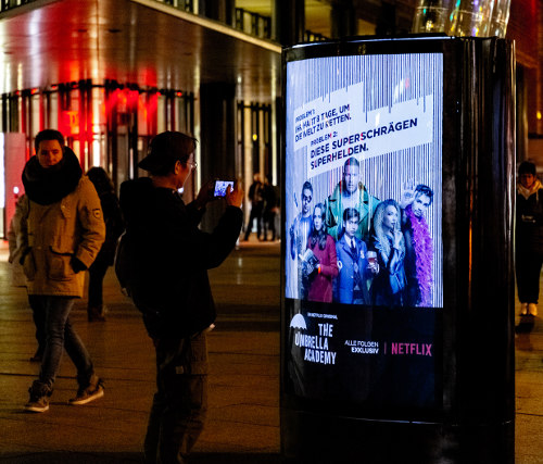 Passant fotografiert CLP-Werbung am Potsdamer Platz
