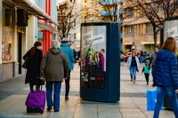 clp-mover-streamingdienst-netflix-the-umbrella-academy-werbung-berlinale (8) Passant berührt den CLP-Mover - Plakatwerbung zur Berlinale für Netflix