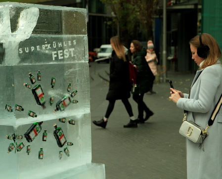 Jägermeister friert Likörflaschen in Eisplakate und wünscht ein superkühles Fest