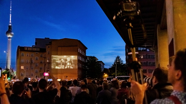 Großbildprojektion an einer Hauswand zur Weltpremiere des neuen Rammstein Songs Radio