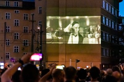 Fans sehen Großbildprojektion der Weltpremiere "Radio" von Rammstein