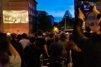 Weltpremiere Radiosong Rammstein Projektion an Hauswand Fans filmen die Weltpremiere von Radio - Rammstein