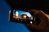 Weltpremiere Radio – Song von Rammstein – Projektion an Hauswand Fan filmt mit Handy Weltpremiere vom Rammstein Song Radio