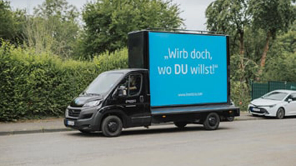 Auf dem Bild ist ein CoolLiteTruck von INOVISCO zu sehen. Das Display zeigt eine blaue Werbefläche mit dem Text: „Wirb doch, wo DU willst!“.