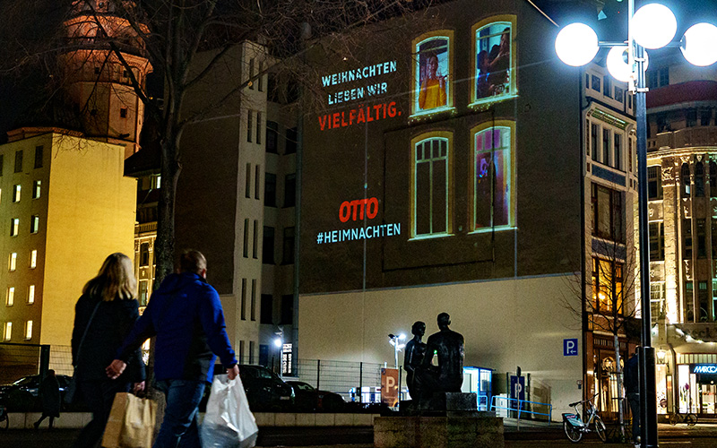 Otto Riesenposter auf Hauswand bei Nacht