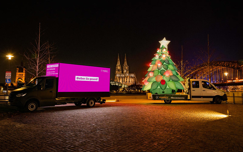 Das Inflatable auf der Ladefläche des Werbe-LKWs vor dem Kölner Dom