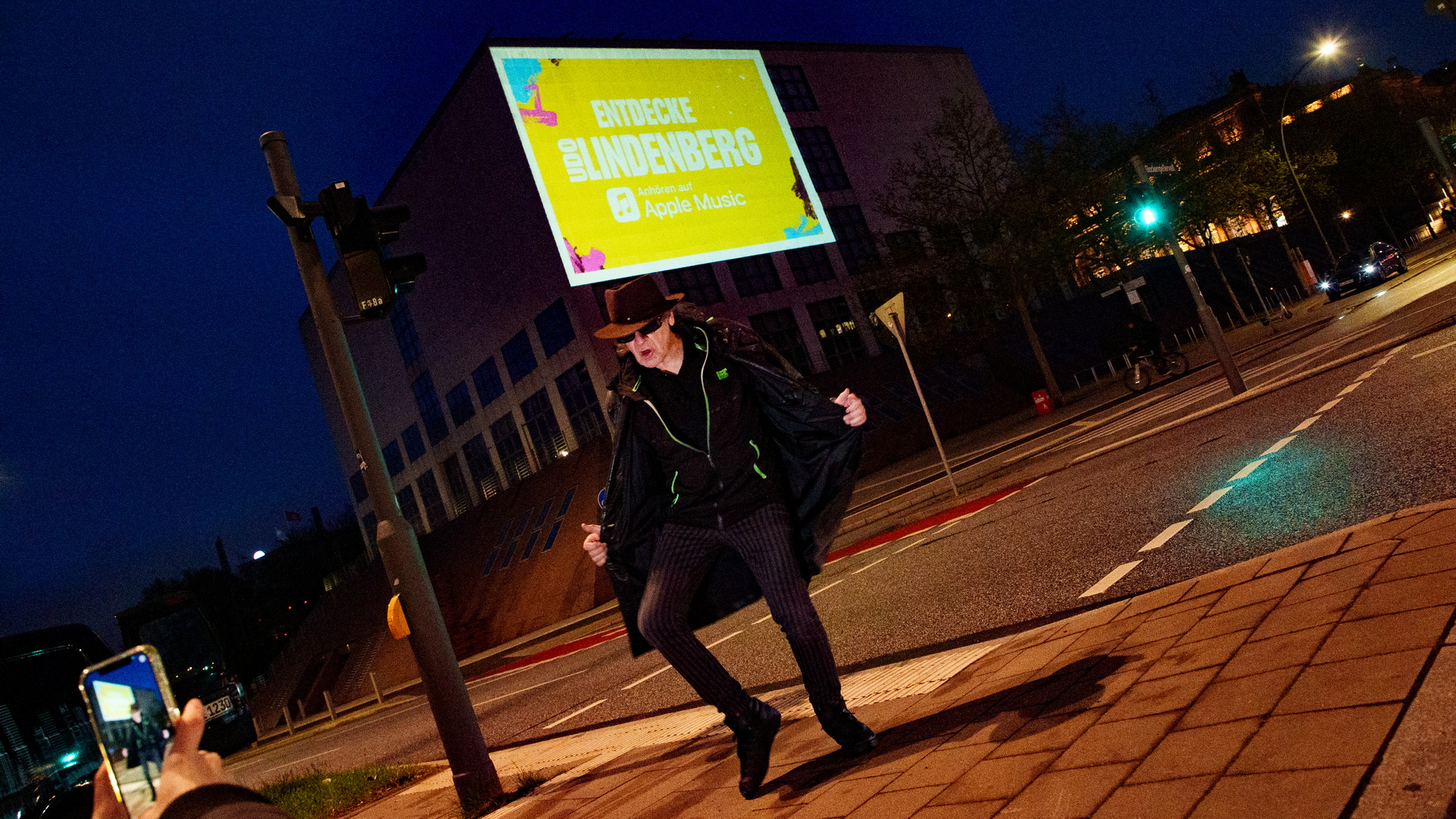 Udo Lindenberg tanz vor digitalem Riesenposter in Hamburg