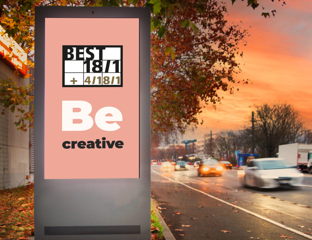 Ein digitales Citylight Poster (DCLP) am Straßenrand zeigt auf rosa Hintergrund den Schriftzug „Be creative“. Im Hintergrund fahren Autos auf einer herbstlichen Allee bei Sonnenuntergang vorbei.