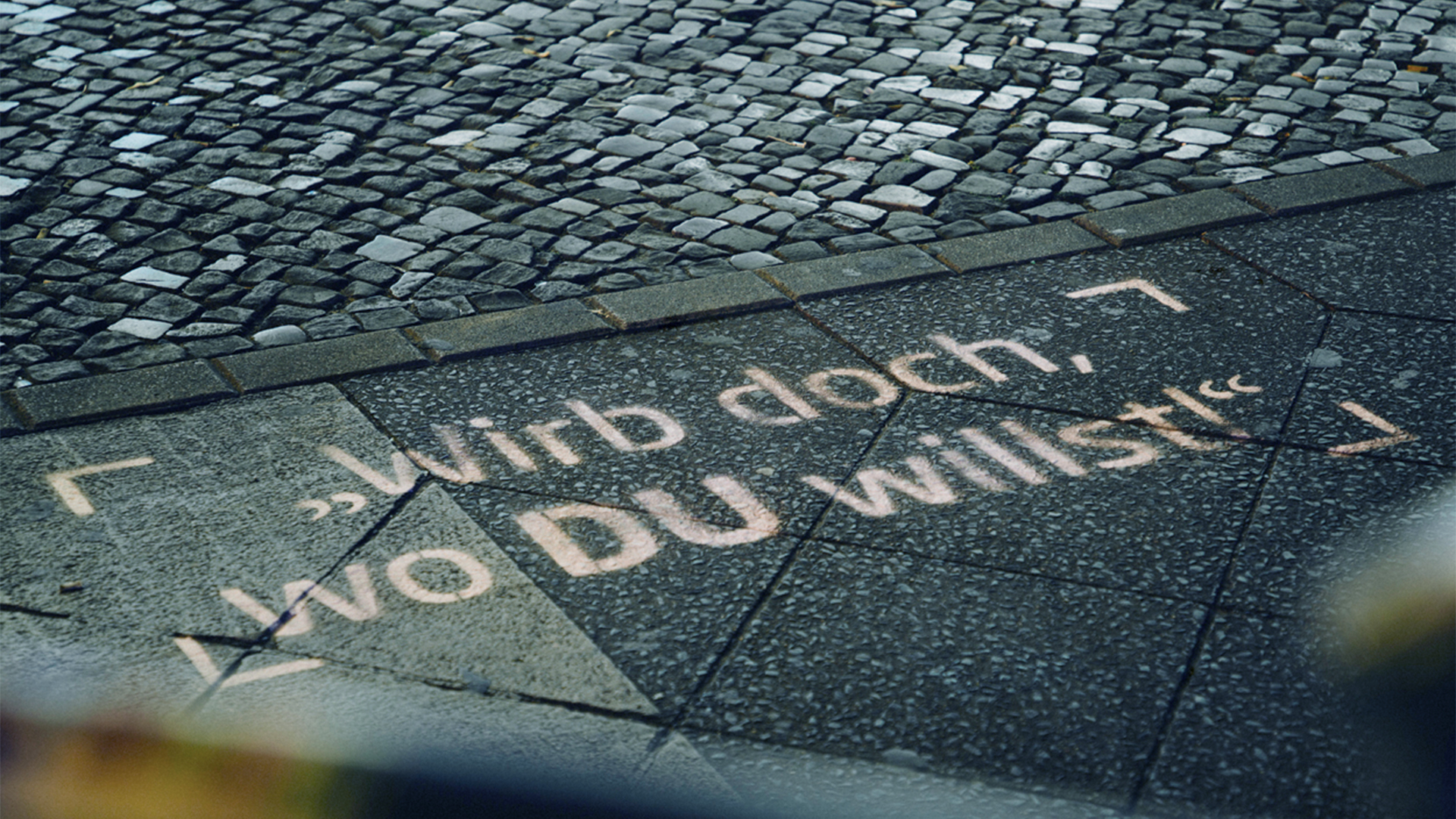 Ein INOVISCO KreideStencil zeigt auf dem Gehweg die leuchtende Botschaft „Wirb doch, wo DU willst!“. Die Botschaft fällt Passanten direkt ins Auge und sorgt für hohe Aufmerksamkeit im Straßenraum.