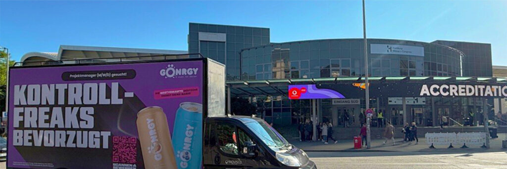 Das Bild zeigt einen CoolLiteTruck mit einer großflächigen Gönrgy-Werbung. Der markante Slogan lautet: „KONTROLL-FREAKS BEVORZUGT“. Im Hintergrund ist das Gebäude des Hamburg Messe und Congress zu sehen, über dem Eingangsbereich mit dem Schriftzug ACCREDITATION.