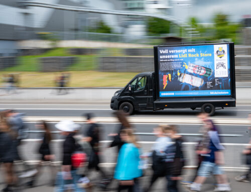 Ambient Media im Fokus: MEEDIA berichtet über Mobile Werbeträger im Stadtbild