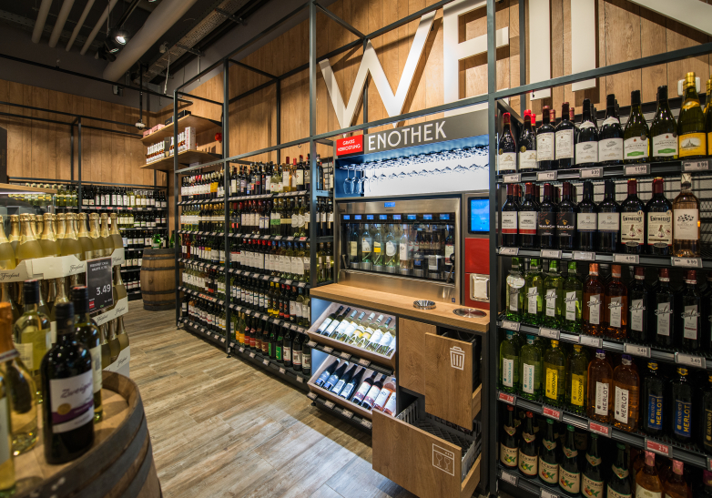 Blick auf das Weinregal im EDEKA Markt Buchbauer in Bad Birnbach