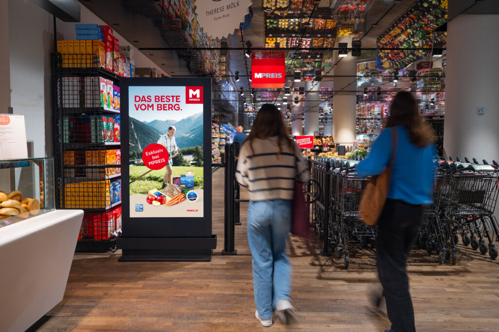 MPreis Filiale Eingangsbereich mit DCLP und mit Personen