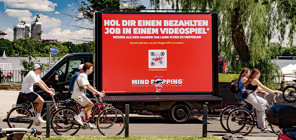 An einem Fluss Ufer, steht ein INOVISCO CoolLiteTruck 18-1. An ihm vorbei fahren einige Fahrradfahrer:innen.