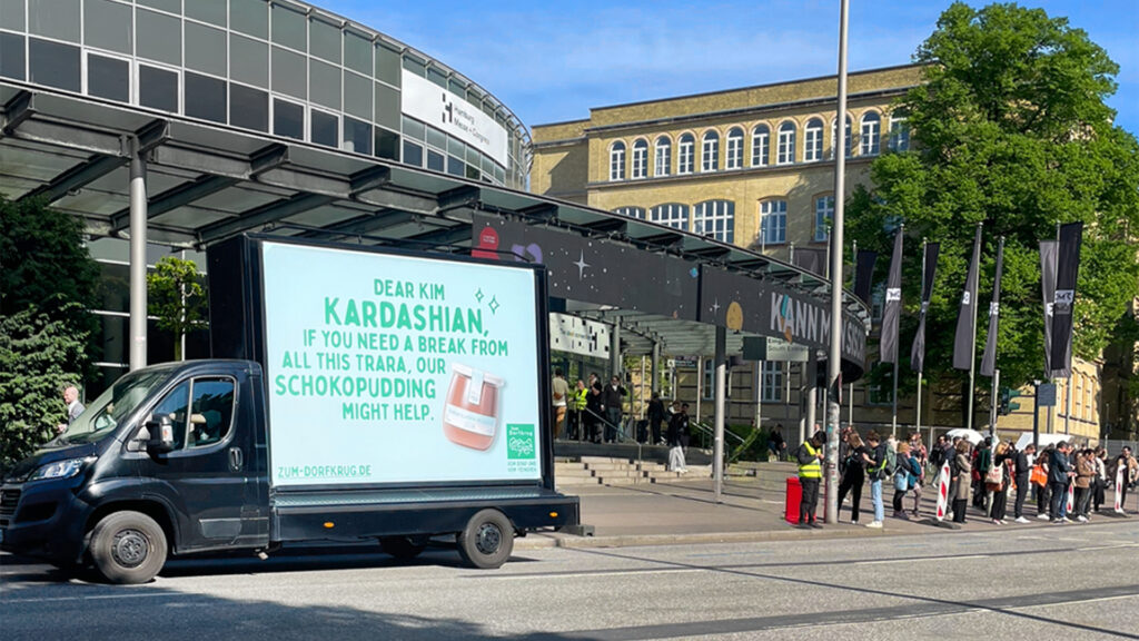 Vor einem Messegelände steht ein INOVISCO CoolLiteTruck 36-1 und davor steht eine Menschen-Traube versammelt.